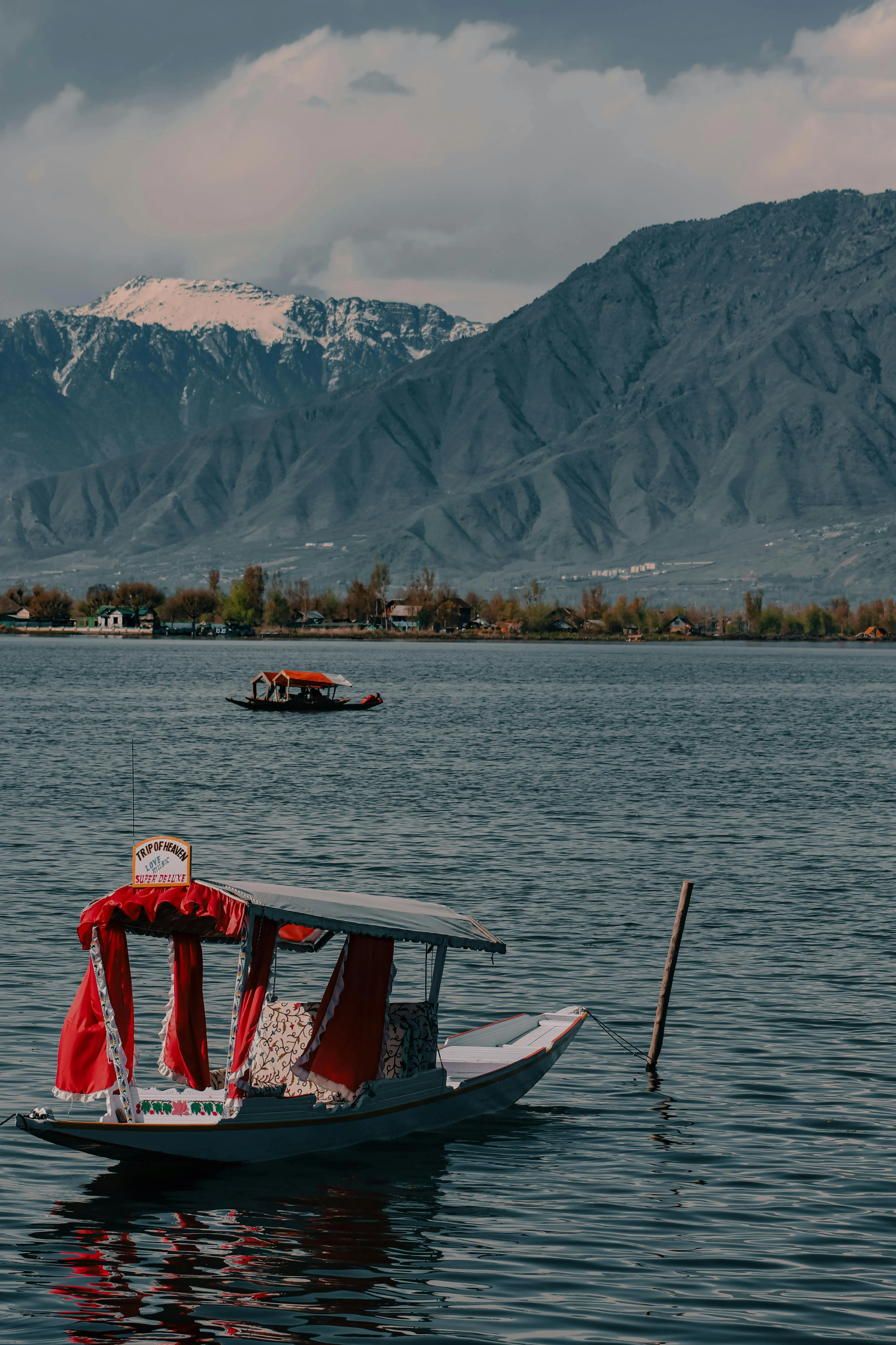 Top 5 Places to Visit in Srinagar This Summer